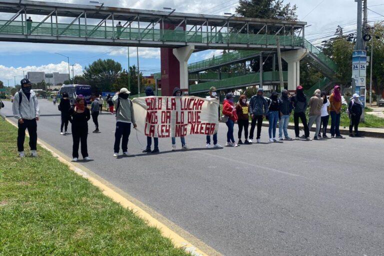 Imagen: Estudiantes del Mexe levantan bloqueo en el bulevar Felipe Ángeles, Pachuca 