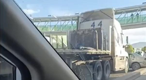 Imagen: Chocan auto y tráiler en Felipe Ángeles, en Pachuca