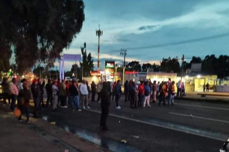 Imagen: Transportistas bloquean sobre la carretera libre México-Pachuca por señalamientos de extorsión