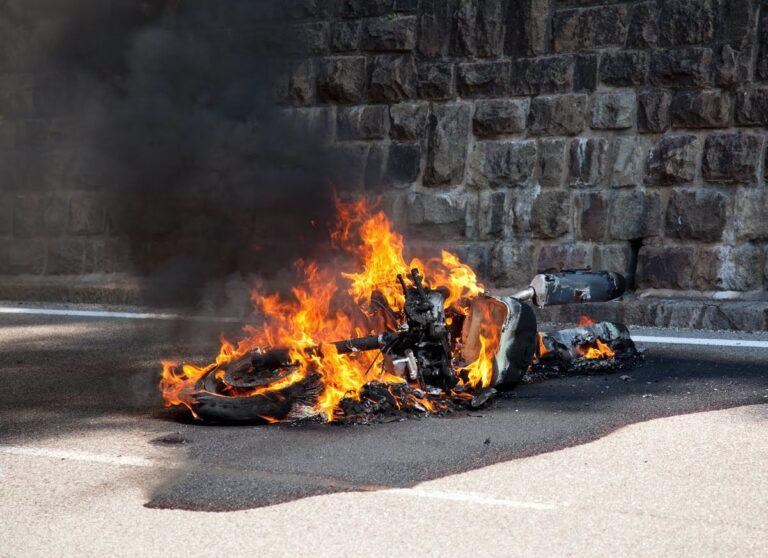 Imagen: Video: Motociclista se incendia tras chocar contra camioneta