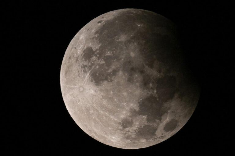 Imagen: ¿Lo viste? Así se vivió el eclipse lunar y la primera superluna de septiembre de 2024
