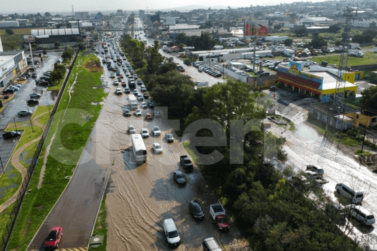Imagen: De nuevo, inundaciones complican tráfico en la México-Pachuca, a altura de Explanada