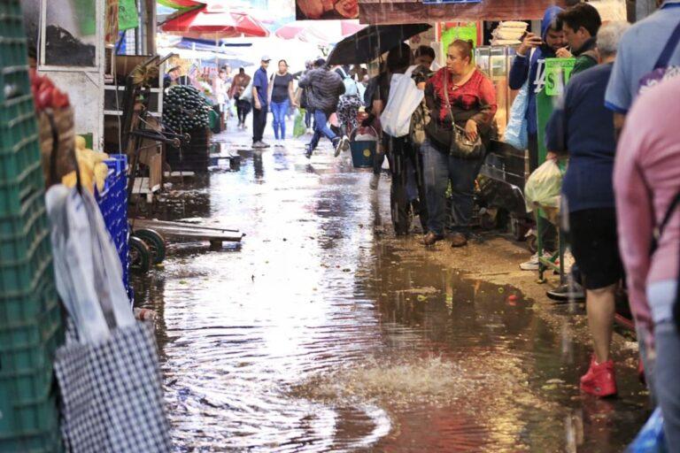Imagen: Video: Comerciantes de la Central de Abastos de Pachuca resisten bajo el agua