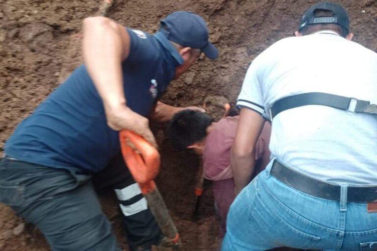 Imagen: Derrumbe atrapa a joven trabajador de la construcción, en Tlanchinol