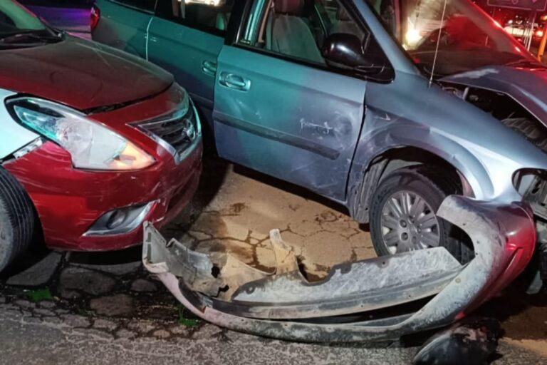 Imagen: Jóvenes en camioneta impactan cuatro vehículos en Tizayuca