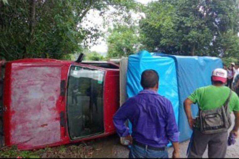 Imagen: Volcadura de camioneta en la ruta Ixcatepec-Huejutla