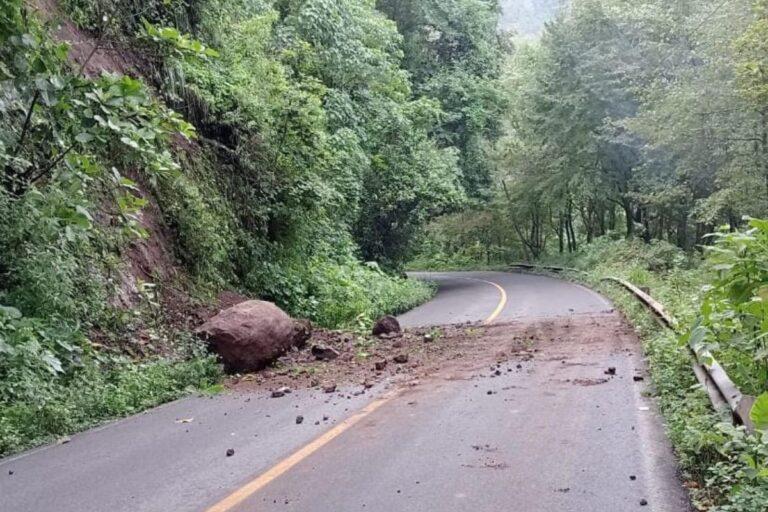 Imagen: Deslizamiento de piedras bloquea carril en carretera México-Tempoal