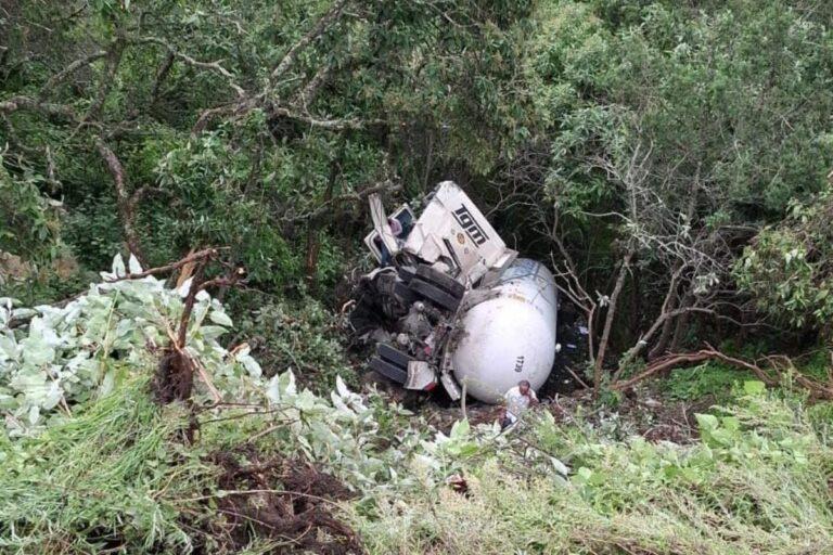 Imagen: Pipa de gas LP sale del camino al transitar por la carretera Pachuca-Huejutla