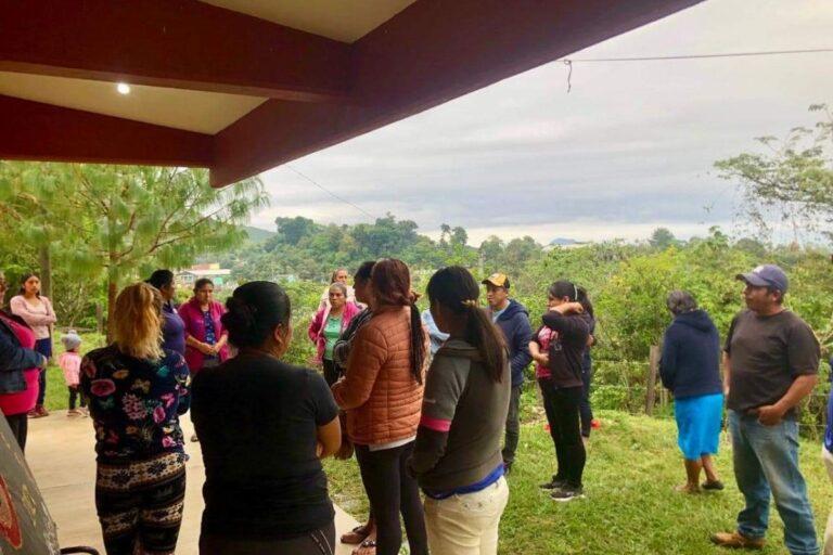 Imagen: Protesta en telebachillerato de Tepehuacán: padres piden justicia por acoso a sus hijas