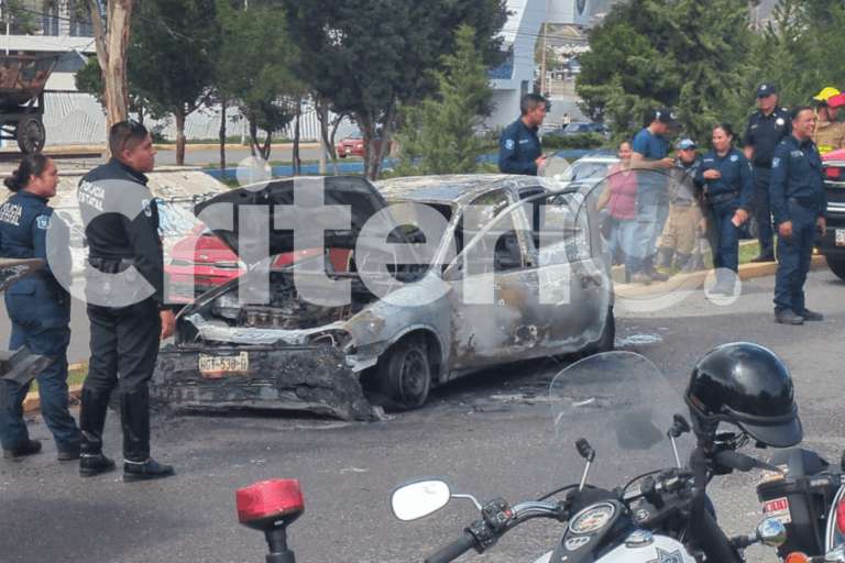 Imagen: Auto incendiado en Pachuca, arde en llamas en pleno bulevar Felipe Ángeles