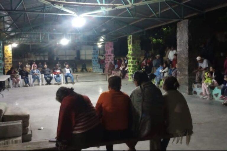 Imagen: Habitantes de El Arenal retienen a alcaldesa por incumplir acuerdos