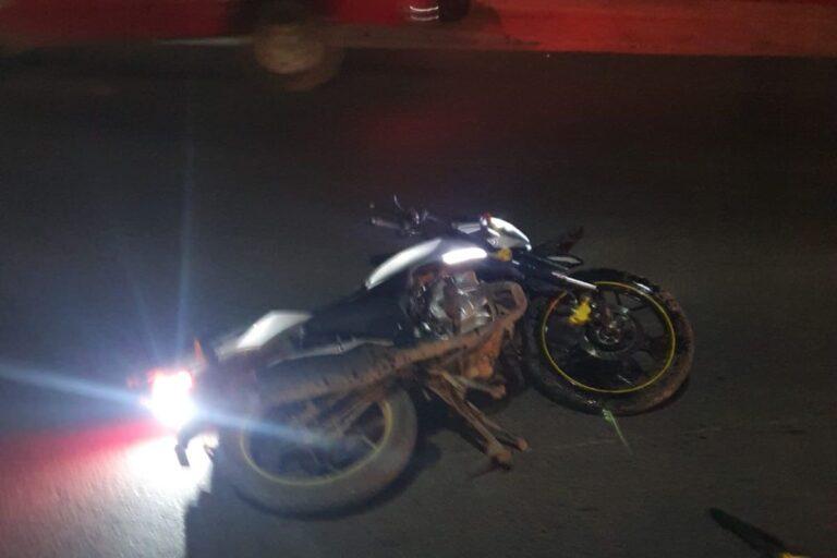 Imagen: Lesiones graves sufre motociclista tras chocar contra vehículo compacto en Tulancingo