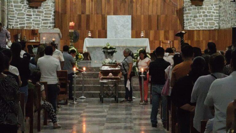 Imagen: Familiares y amigos rinden homenaje al profesor Valter Osvaldo en Atlapexco
