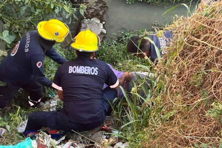 Imagen: Bomberos rescatan a un hombre que cayó a una barranca en Tepeji del Río