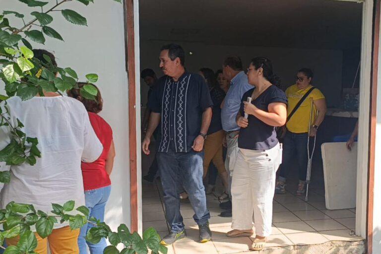Imagen: Huejutla: Acusan a supervisora escolar del despojo de comedor