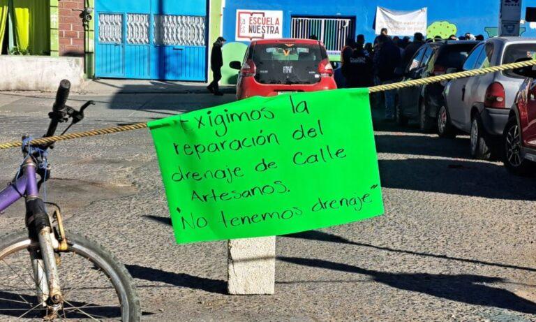 Imagen: Con bloqueo, exigen a Capyat reparar y tapar drenaje a cielo abierto