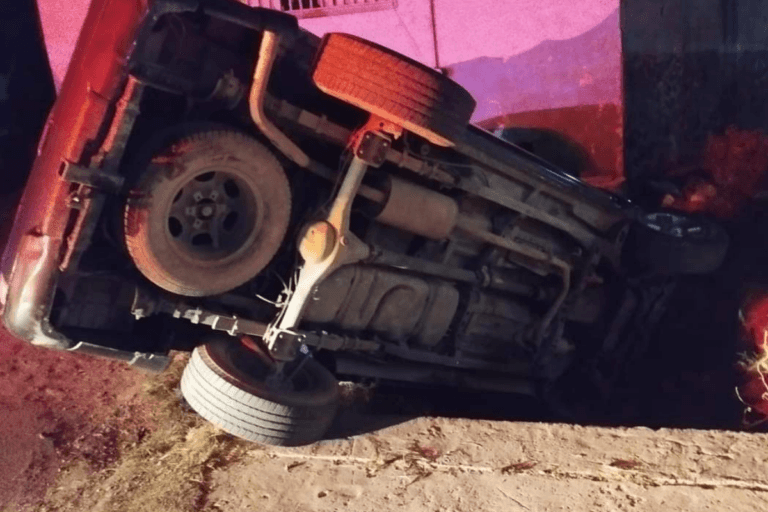 Imagen: Impactante volcadura en Tepeji: Protección Civil auxilia a una mujer afectada