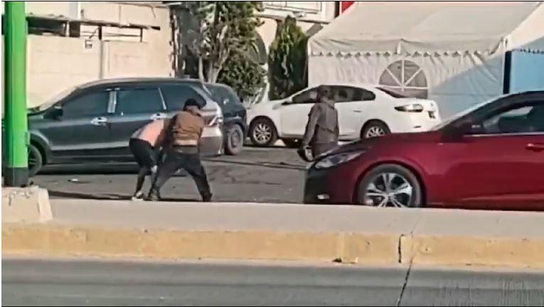 Imagen: Video: Dos hombres pelean en medio del tráfico en Mineral de la Reforma