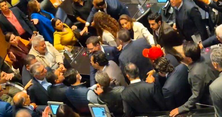 Imagen: Tensión en el Senado: Adán Augusto y Vargas del Villar se enfrentan a golpes