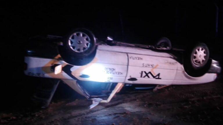 Imagen: Taxi volcó y quedó abandonado en la carretera Huejutla-Chalma
