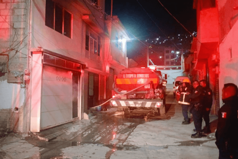 Imagen: Heroico rescate en incendio de Pachuca: un hombre fue salvado por bomberos