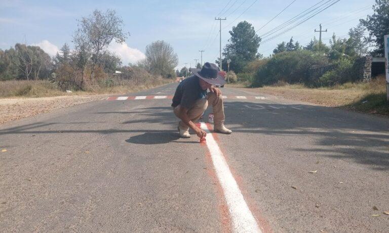 Imagen: Da poblador mantenimiento a carretera, en Atotonilco el Grande