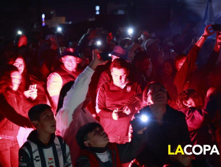 Imagen: Afición tuza motiva con serenata al Pachuca previo a su debut en el Clausura 2025