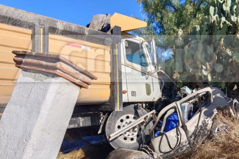 Imagen: Choque entre camión y auto deja dos muertos, en Villa de Tezontepec
