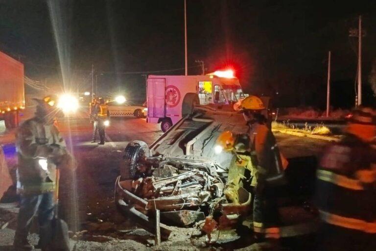 Imagen: Bomberos rescatan a lesionado tras volcadura en la carretera Pachuca-Sahagún