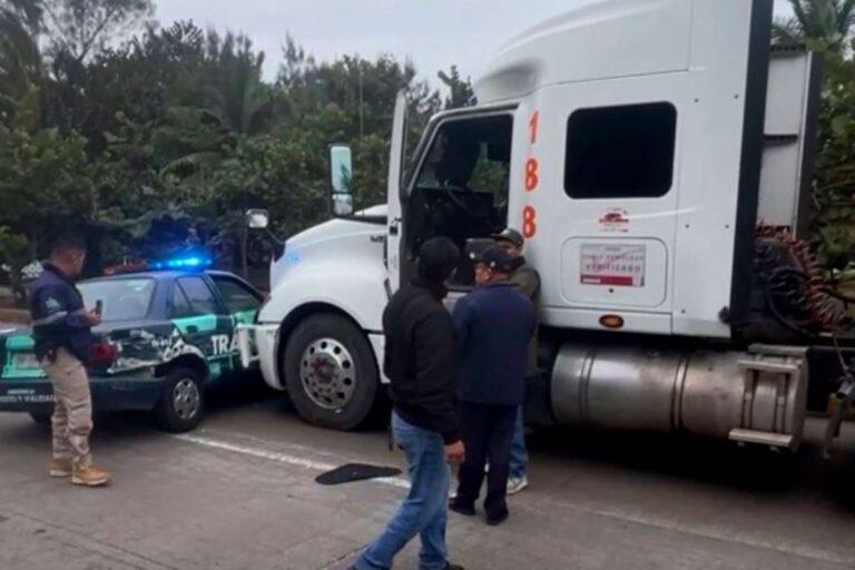Imagen: Video: Conductor de tráiler arrastra patrulla en Veracruz