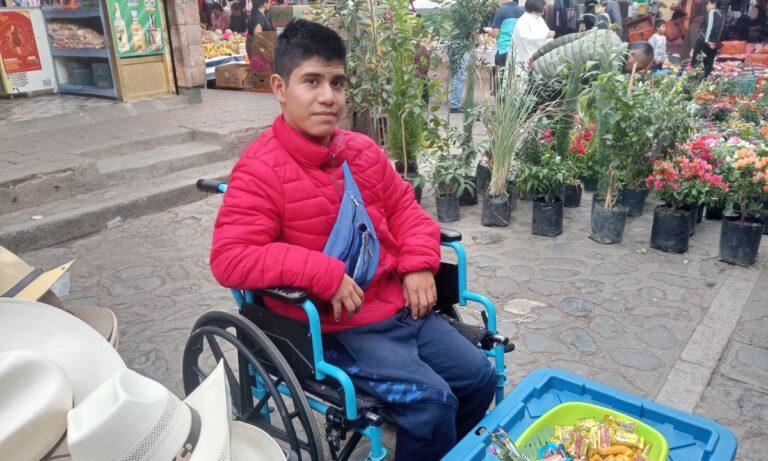 Imagen: Brandon vende dulces en su silla de ruedas, en Atotonilco el Grande