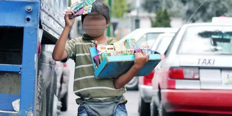 Imagen: Menores en semáforos no violan leyes de trabajo infantil: autoridades