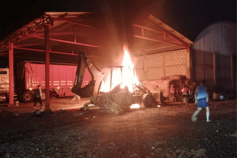 Imagen: Mineral de la Reforma: Protección Civil sofoca incendio en un predio