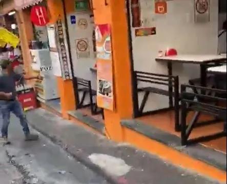Imagen: Sujeto intentó asaltar una farmacia y vecinos lo agarraron a machetazos
