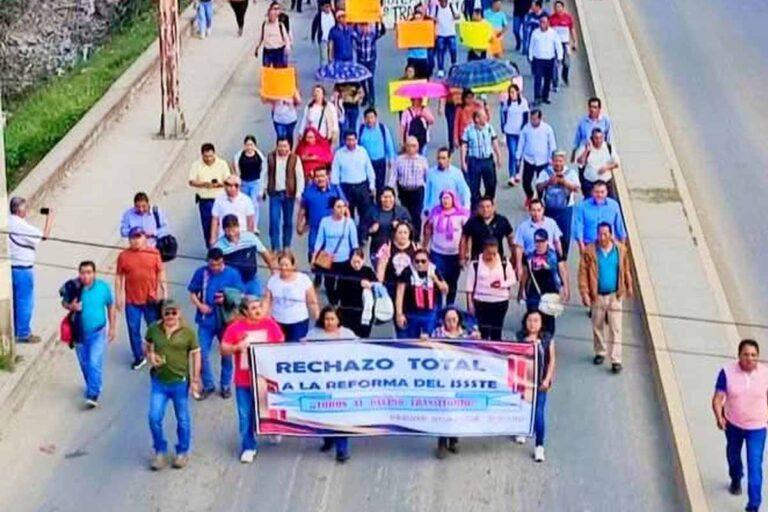 Imagen: Huejutla: Maestros de la Huasteca marchan contra la reforma a la Ley del Issste