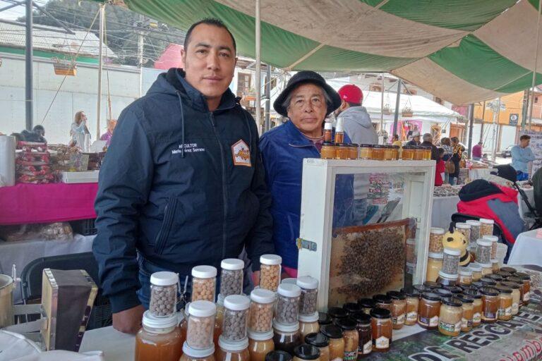 Imagen: Mario prepara alimento para sus abejas en caso de sequía, en Omitlán