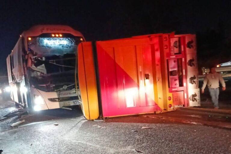 Imagen: Choca autobús contra tractocamión doble remolque que transportaba semillas en la México-Tuxpan