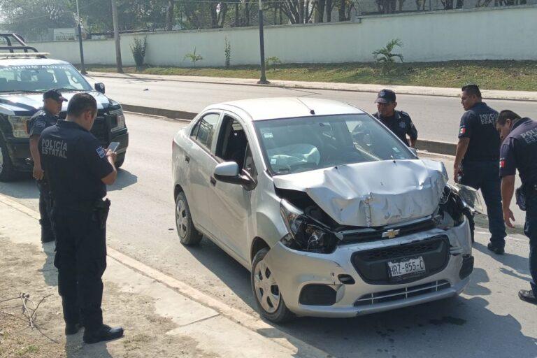 Imagen: Conductor impacta su auto contra un tráiler en Huejutla