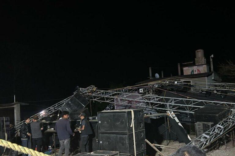Imagen: Fuerte viento derriba escenario durante el carnaval en San Bartolo Tutotepec