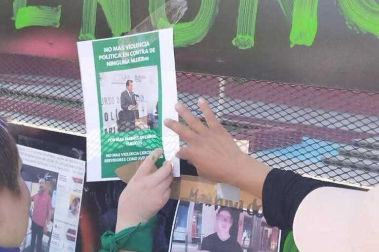 Imagen: Diputado Avelino Tovar, en el tendedero de denuncias del 8M, en Pachuca