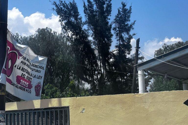 Imagen: Maestros colocan lonas contra ley del Issste en primarias de San Salvador
