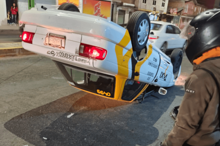 Imagen: Alarma en Tulancingo: taxi se vuelca en pleno bulevar