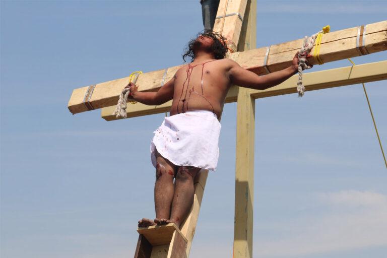 Imagen: Viacrucis viviente del barrio El Lobo, en Pachuca, estremece a los asistentes