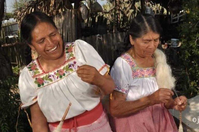 Imagen: Desplazan artículos pirata y fayuca a las artesanías, asegura bordadora 