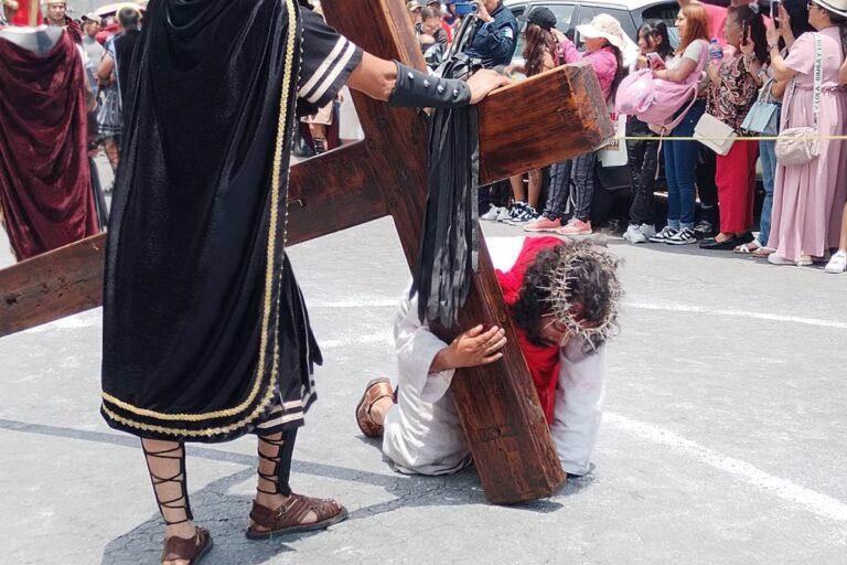 Imagen: Tradicional viacrucis de Cubitos, en Pachuca, reunió a más de 10 mil personas
