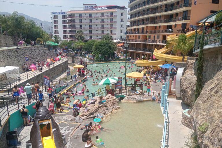 Imagen: Saldo blanco y lleno total, en balnearios de Amajac, en Atotonilco el Grande