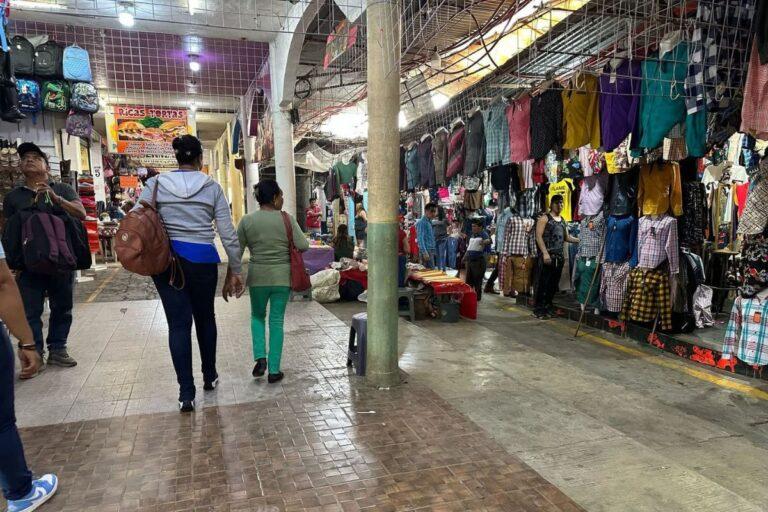 El riesgo eléctrico en el mercado municipal preocupa a comerciantes, quienes reconocen que existen instalaciones antiguas, conexiones irregulares y falta de conocimiento sobre las líneas que abastecen cada local