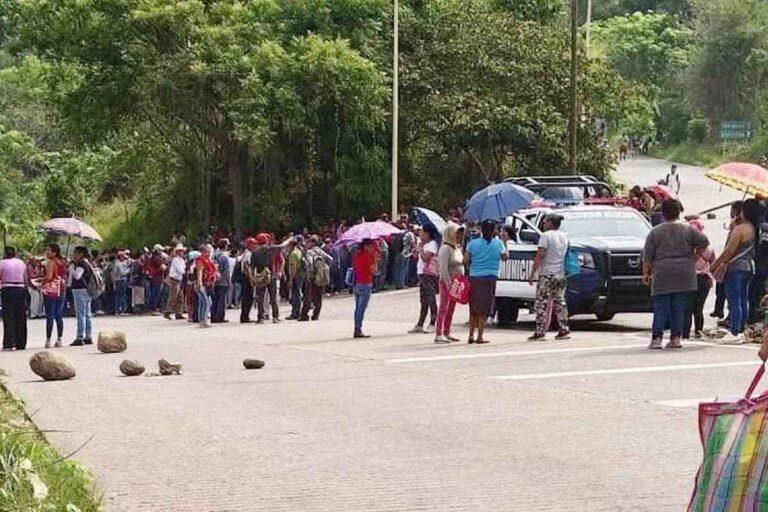 Imagen: Yahualica: Con cierre carretero, vecinos de Mecatlán exigen 6.4 mdp para su fiesta patronal
