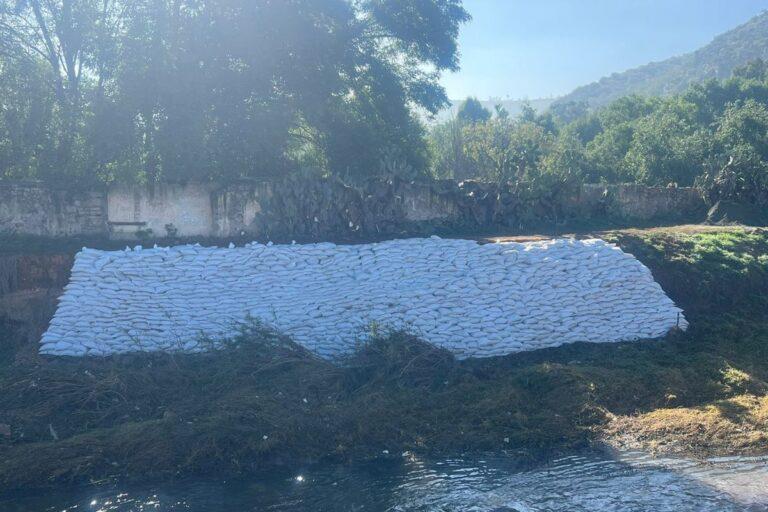 Imagen: Tulancingo: Tienen desgaste los costales que cubren el socavón en el Río Grande