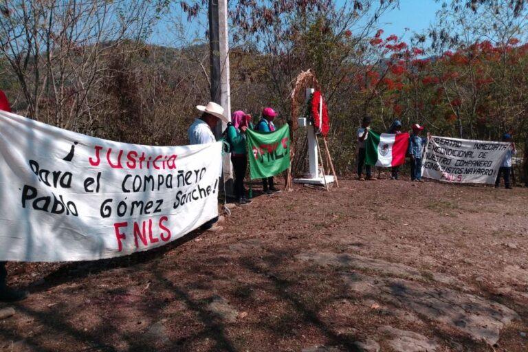 Imagen: Con bloqueo de carretera, conmemoran la masacre de campesinos en Atlapexco